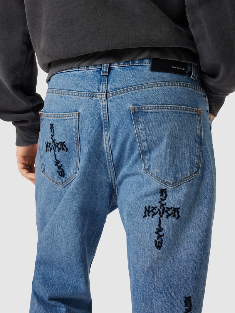 Jeans mit Label-Stitchings in blau