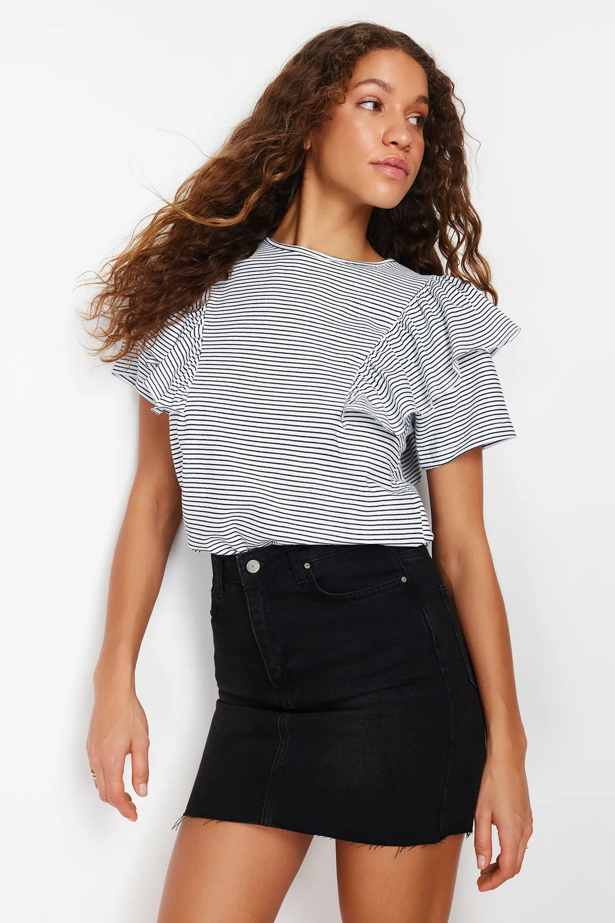 Trendyol Collection  Schwarzes Strick-T-Shirt mit Rüschenärmeln, regulärer/normaler Passform, gestreiftem Rundhalsausschnitt TWOSS24TS00061