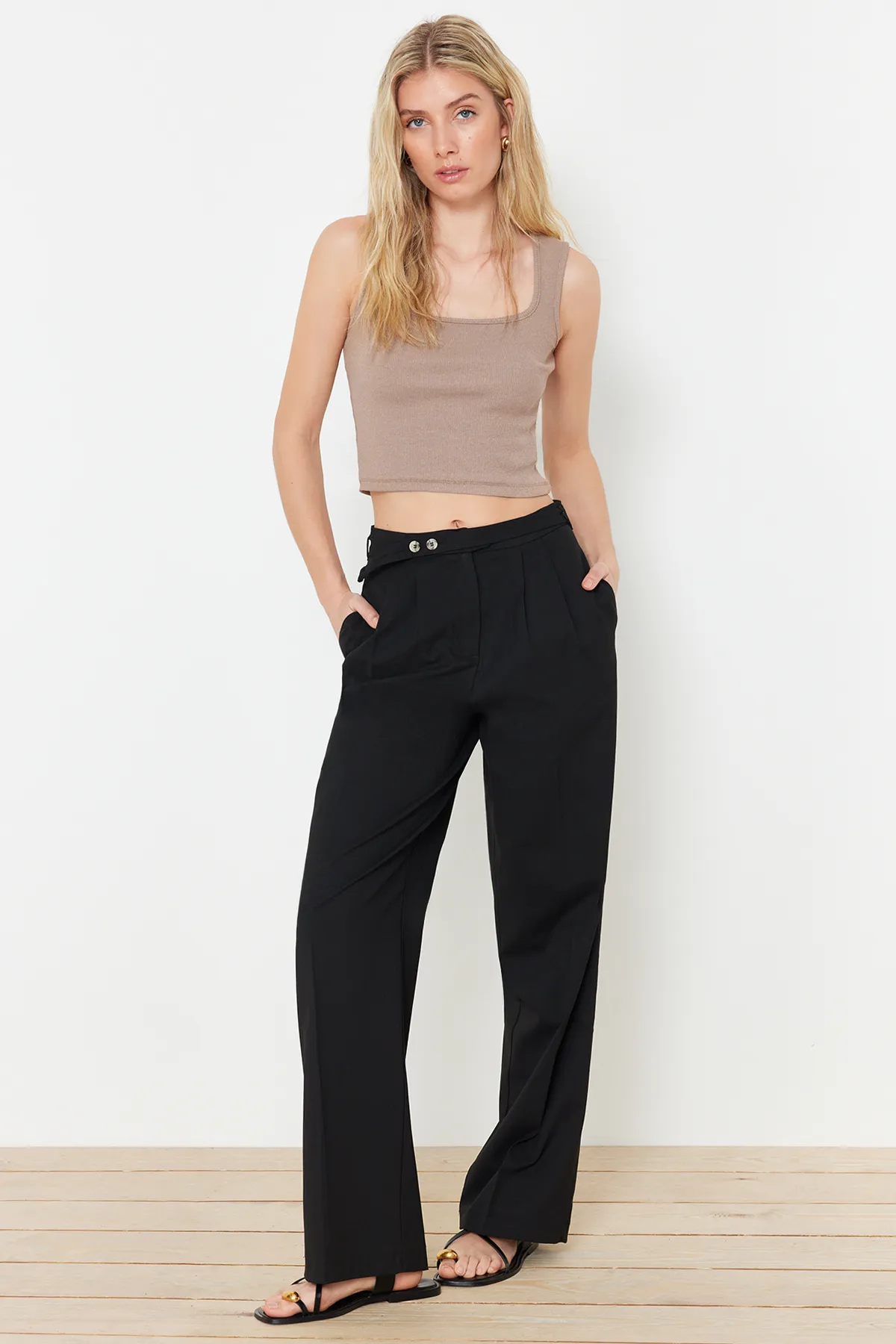 Trendyol Collection  Schwarze gerade/gerade geschnittene Hose mit Gürteldetail TWOSS24PL00023
