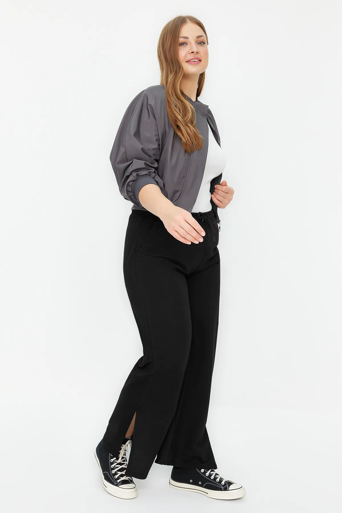 Trendyol Curve  Schwarze, detaillierte, dünne Strick-Jogginghose mit Schlitz TBBAW24AJ00006