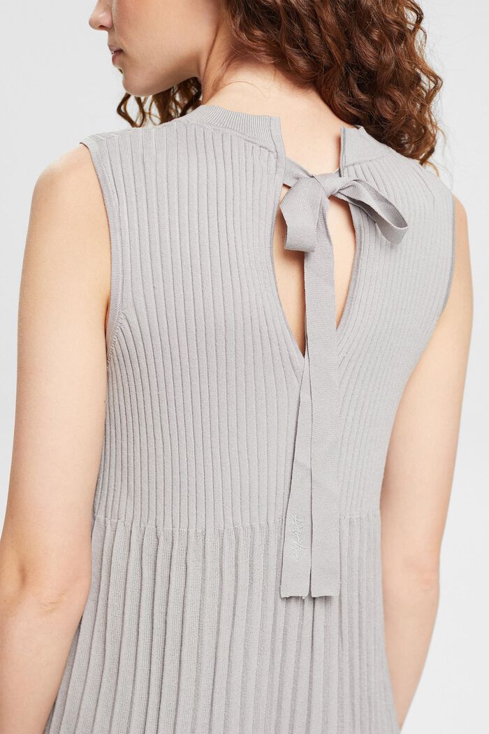 Eng anliegendes und ausgestelltes Plisseekleid