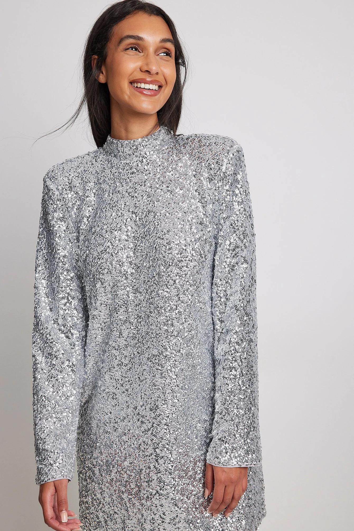 Hochgeschlossenes Pailletten-Minikleid