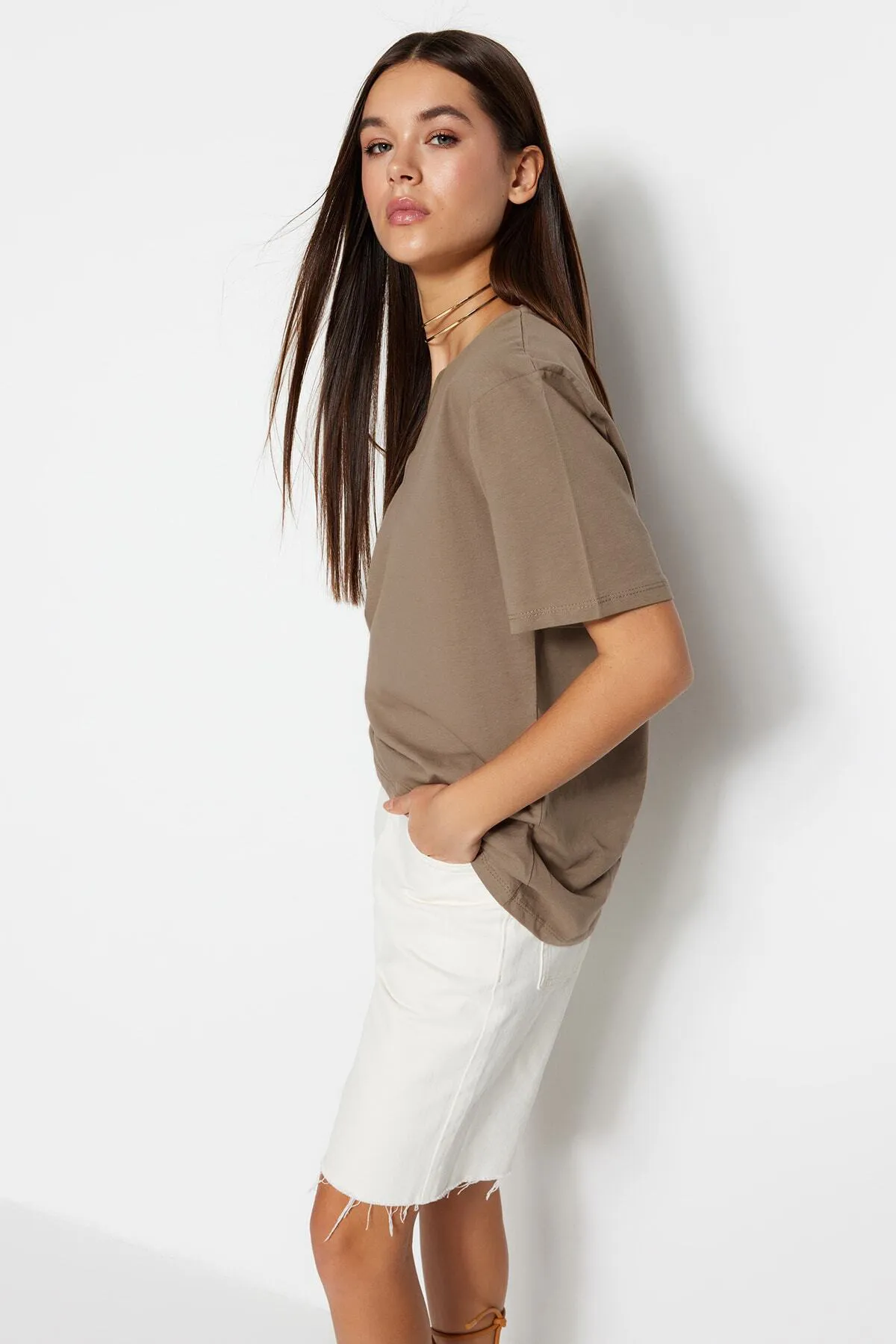 Trendyol Collection  Nerzfarbenes, 100 % Baumwolle, Oversize/weite Passform, V-Ausschnitt, Strick-T-Shirt TWOSS23TS00003