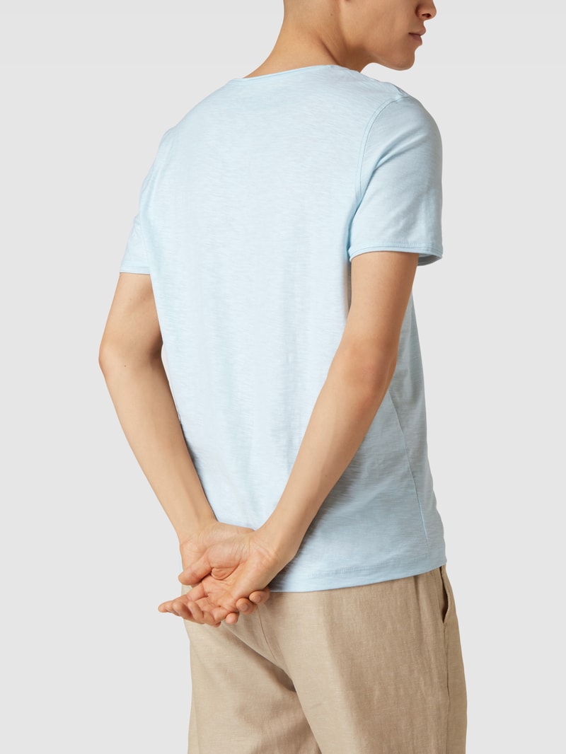 T-Shirt mit V-Ausschnitt in hellblau