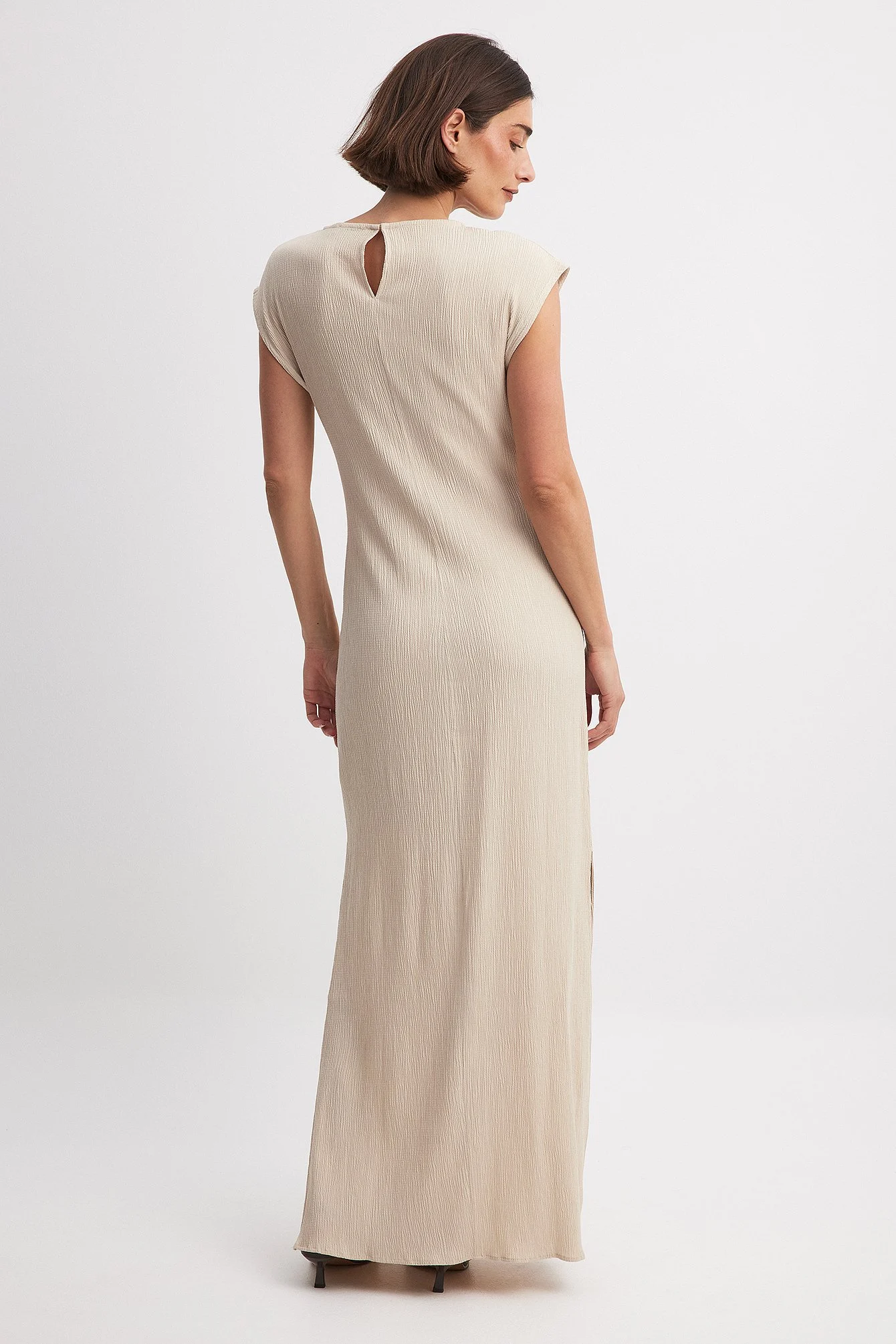 Hochgeschlitztes Maxikleid im Knitter-Look