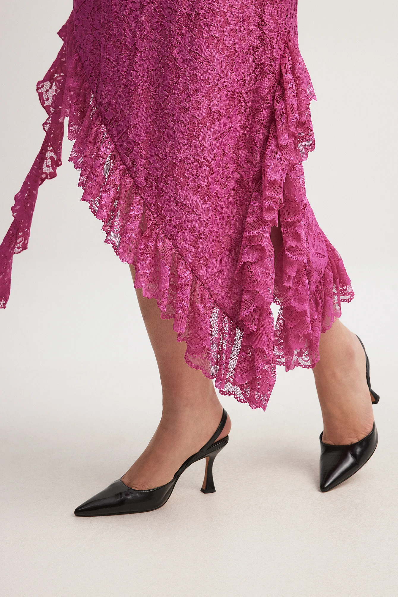 Midikleid mit Spitze und Rüschen