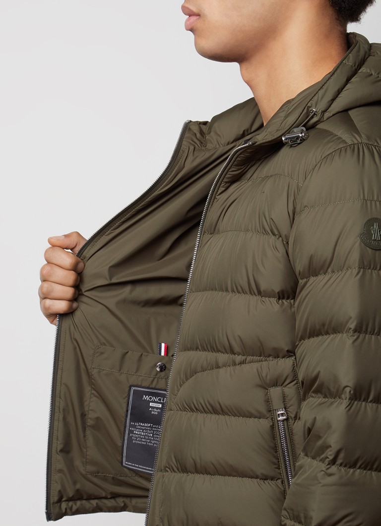 Jachetă matlasată Moncler Sestriere cu glugă, umplută cu puf de gâscă.