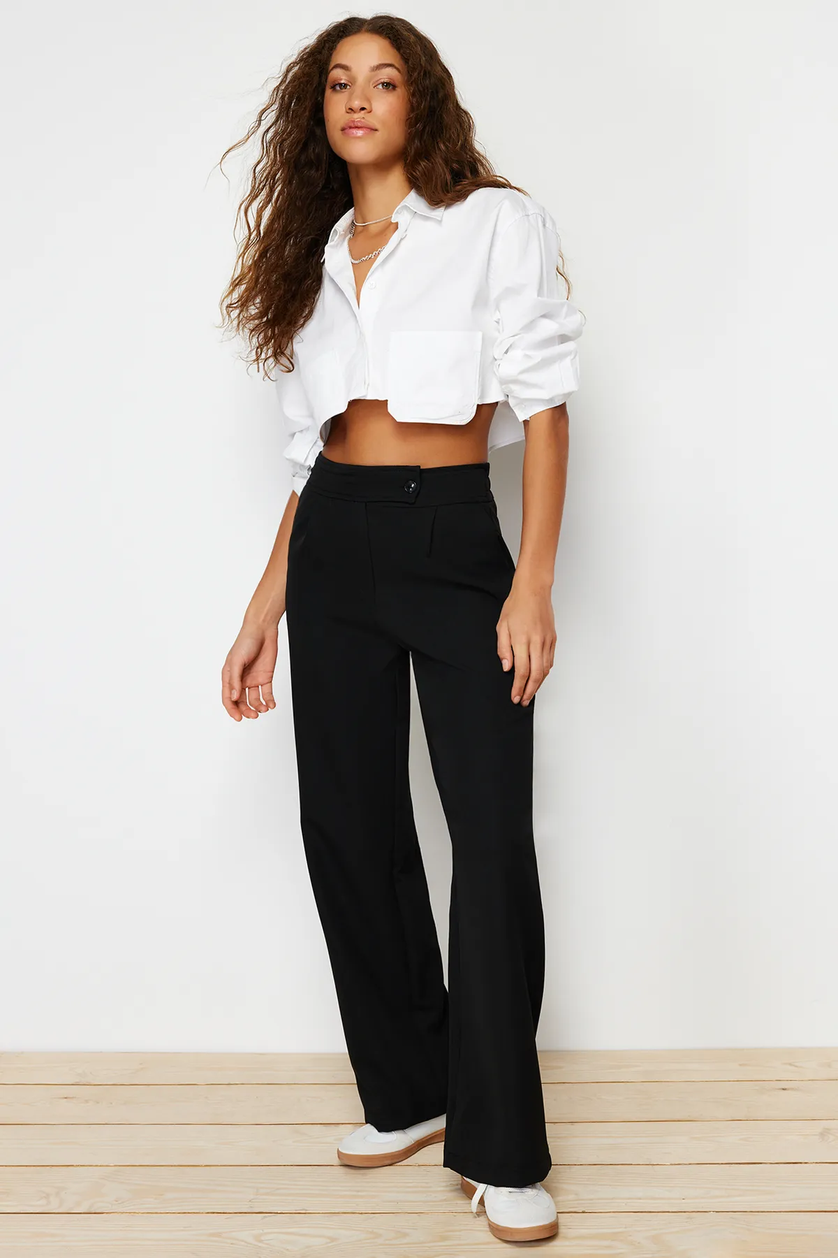 Trendyol Collection  Schwarze, plissierte Hose mit weitem Bein und gewebtem Gürteldetail TWOSS24PL00060