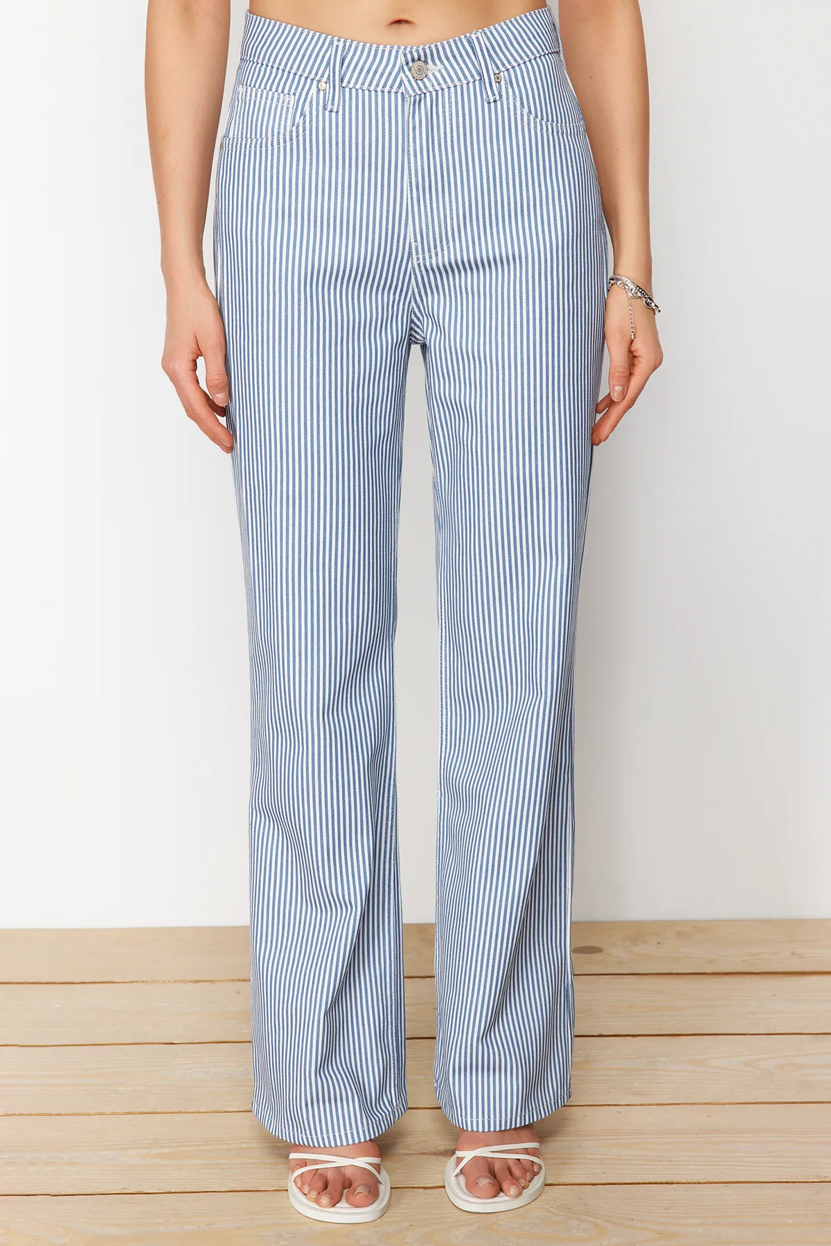 Trendyol Collection  Blau gestreifte Jeans mit hoher Taille und extra weitem Bein TWOSS24JE00256