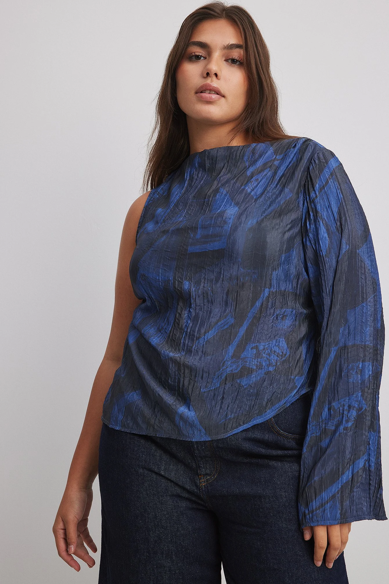 Einärmelige, asymmetrische Bluse
