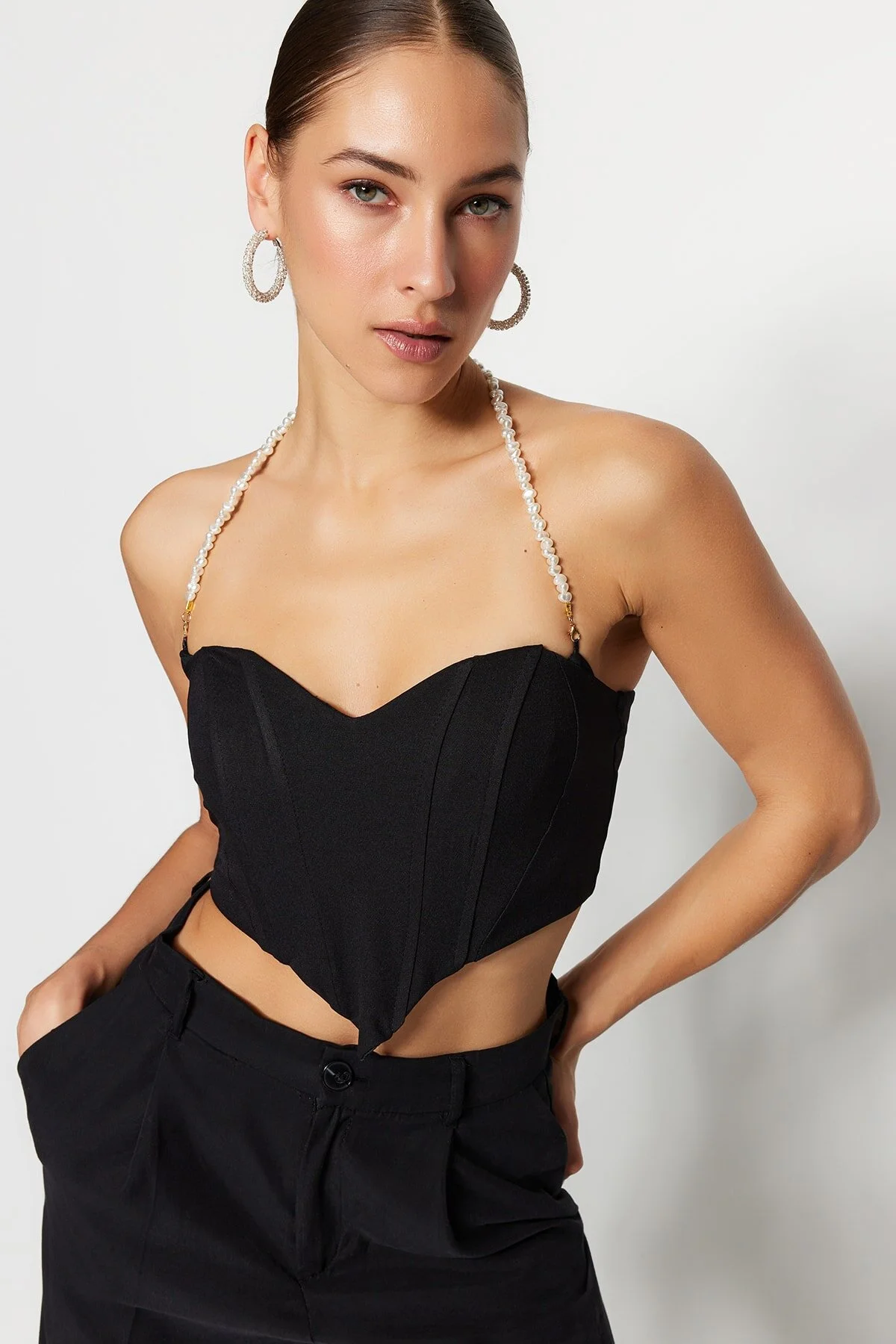 Trendyol Collection  Schwarzes Crop-Bustier mit gewebten Accessoires TPRSS23BS00018