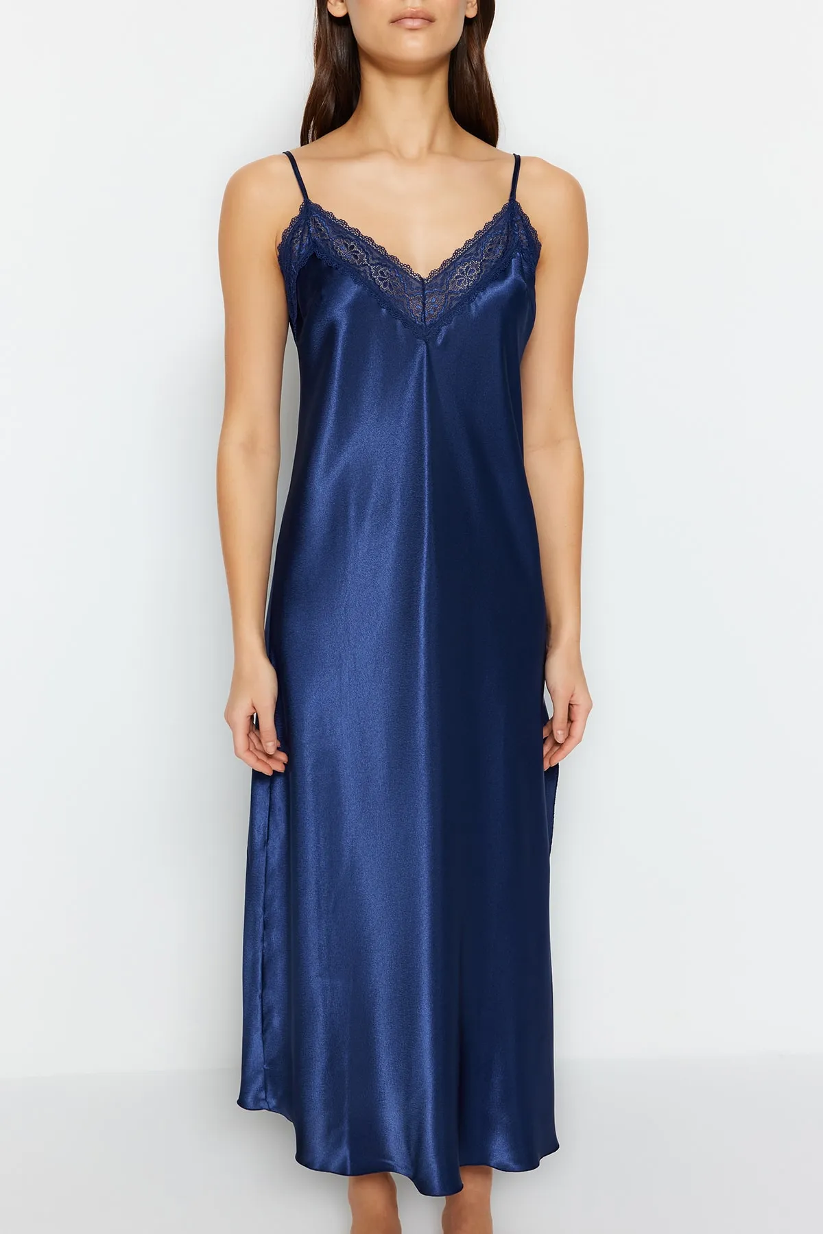 Trendyol Collection  Indigoblaues Nachthemd aus gewebtem Satin mit Spitze und Schlitzdetails und Seilträgern THMSS23GC00021