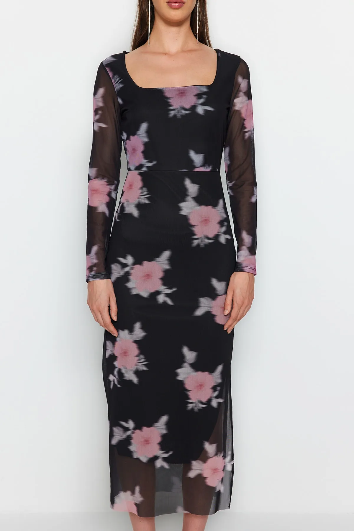 Trendyol Collection  Schwarzes, figurbetontes Maxi-Bleistiftkleid aus flexiblem Strick mit Blumenmuster und quadratischem Kragen aus TWOAW24EL00291