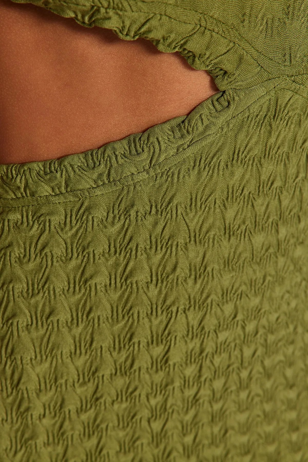 Trendyol Collection  Khakifarbenes, tailliertes, gestricktes Maxi-Strandkleid mit Ausschnitten/Fenstern TBESS23EL00154
