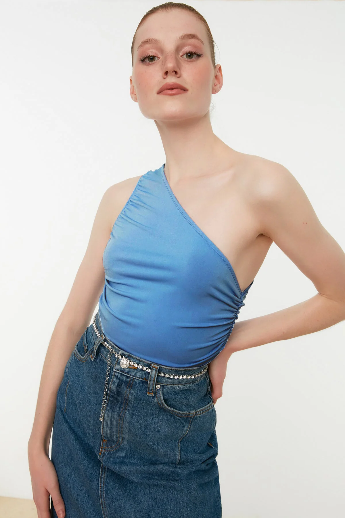 Trendyol Collection  Blaue, taillierte/taillierte Bluse aus Stretch-Strick mit Raffung und einer Schulter TWOSS21BZ0590