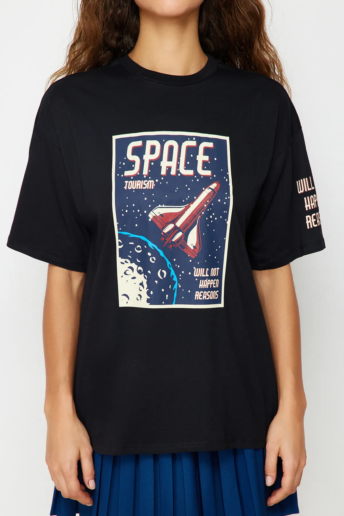 Trendyol Collection  Schwarzes Strick-T-Shirt mit Rundhalsausschnitt und Weltraum-Print aus 100 % Baumwolle im Boyfriend-Stil TWOSS21TS3663