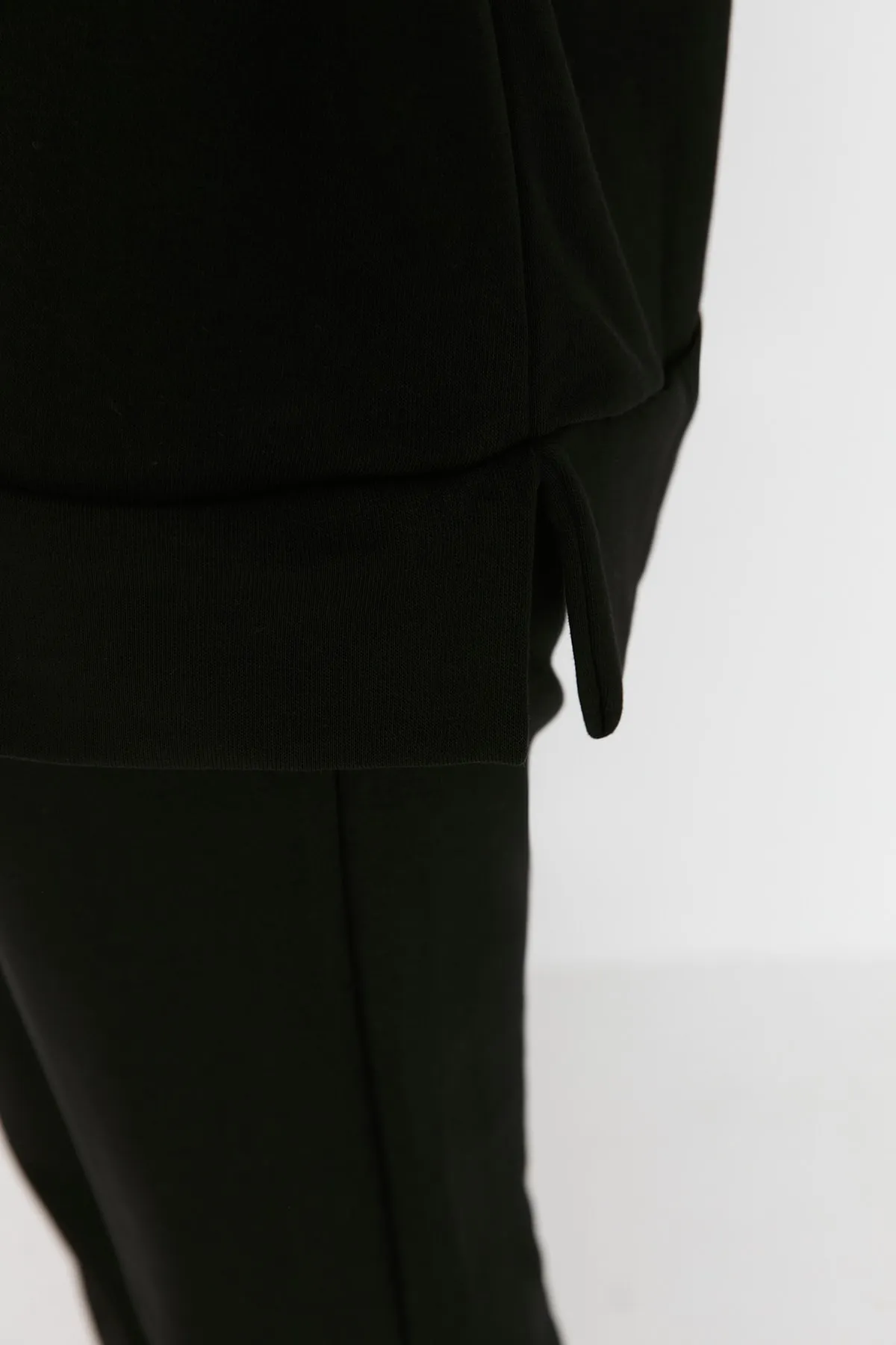 Trendyol Modest  Schwarzes Basic-Strick-Trainingsanzug-Set mit Rundhalsausschnitt TCTAW23EN00010