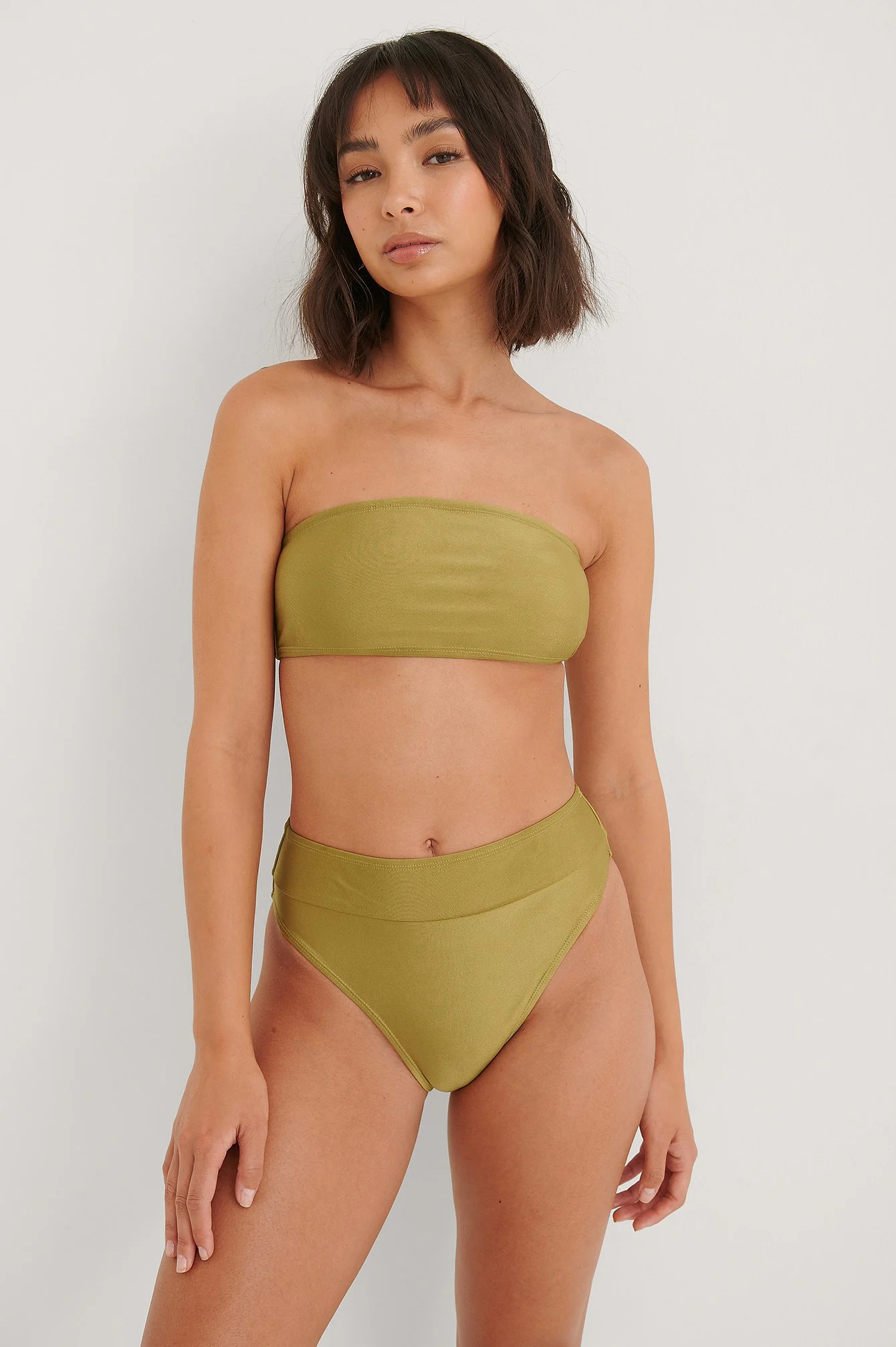 Glänzendes Bikini-Höschen mit hoher Taille
