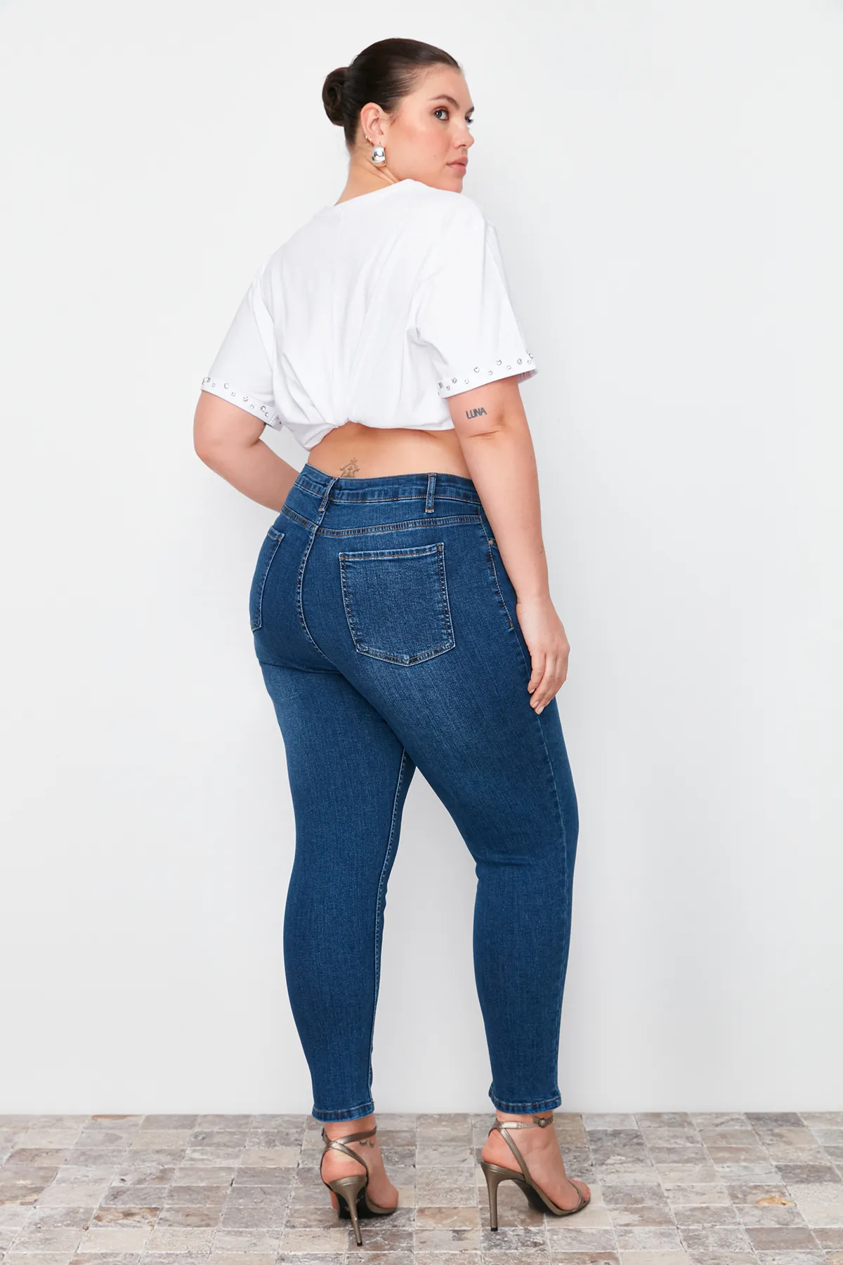 Trendyol Curve  Hellblaue, dehnbare Skinny-Jeans mit hoher Taille TBBAW23CJ00032