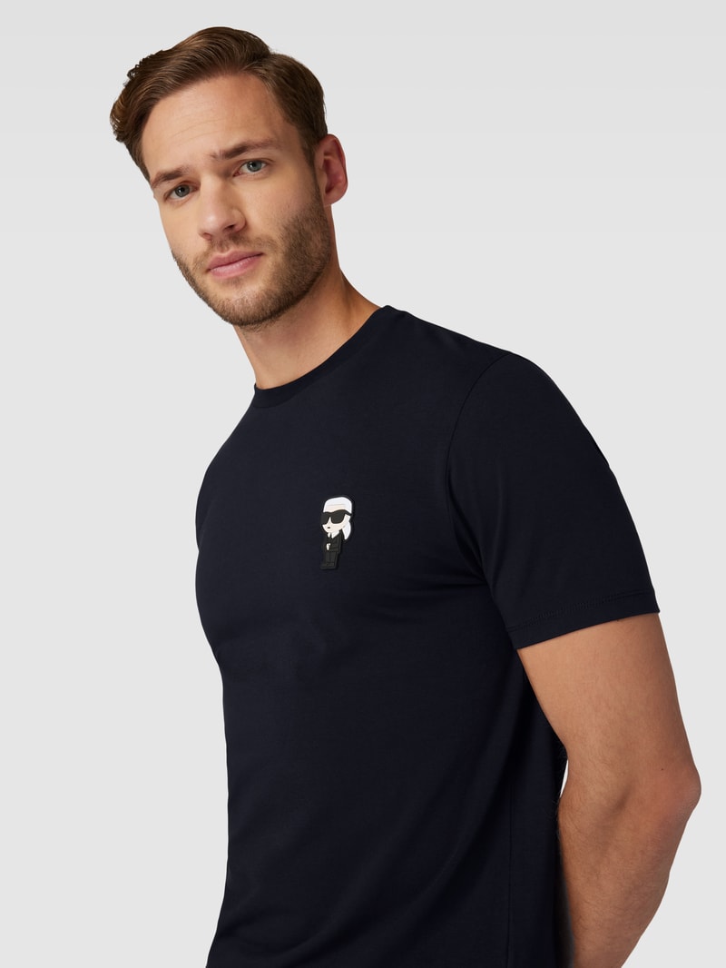 T-Shirt mit Motiv-Patch in marineblau