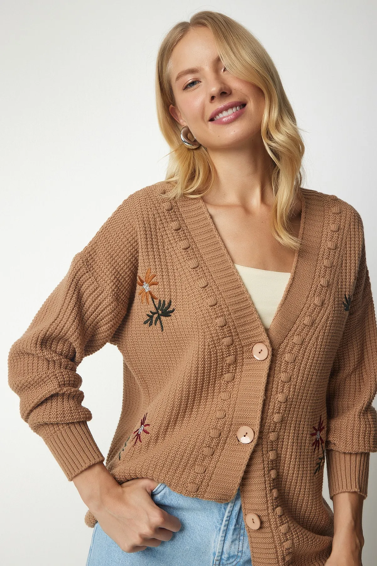 Happiness İstanbul  Damen-Strickjacke mit Blumenstickerei in Keksoptik KG00002
