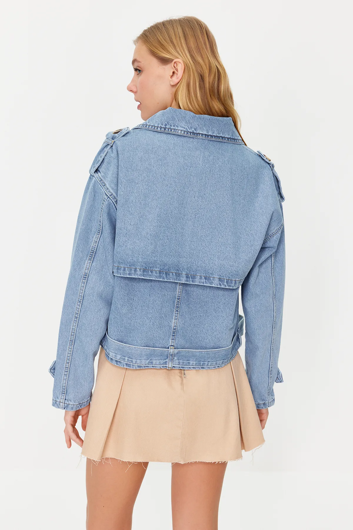 Trendyol Collection  Blauer, kurzer Denim-Trenchcoat mit Gürtel TWOSS24CE00015
