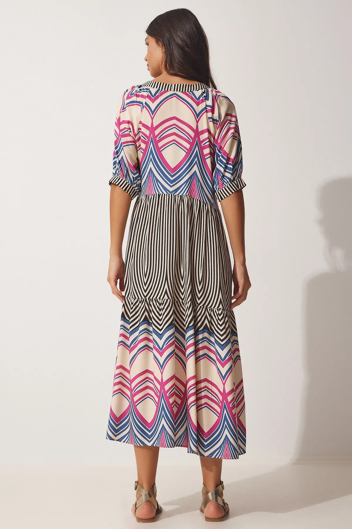 Happiness İstanbul  Rosa-schwarz gemustertes Sommer-Viskosekleid mit V-Ausschnitt für Damen DD01215