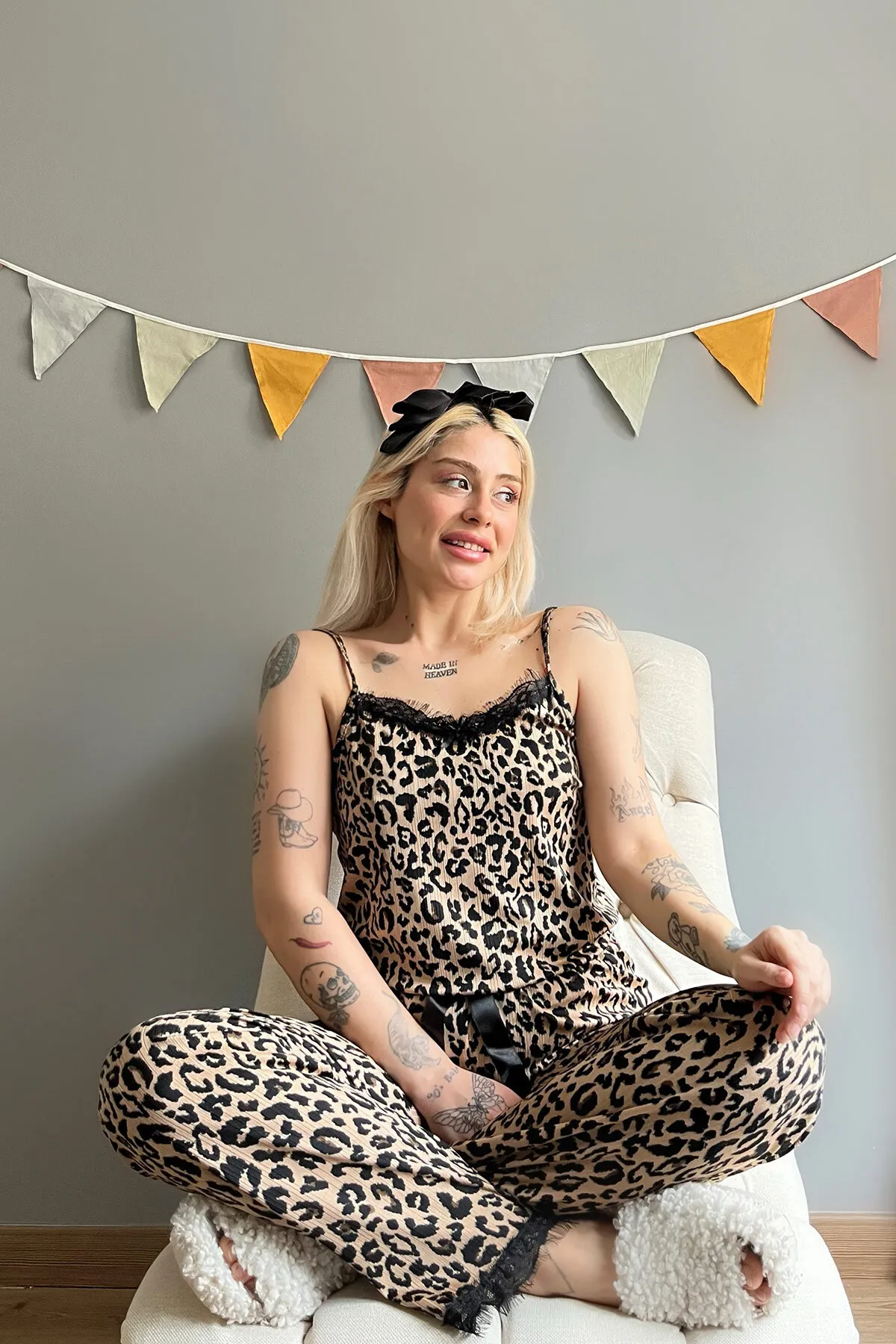 Pijamaevi  Gestricktes Damen-Pyjama-Set mit braunem Leopardenmuster und Spitzenband