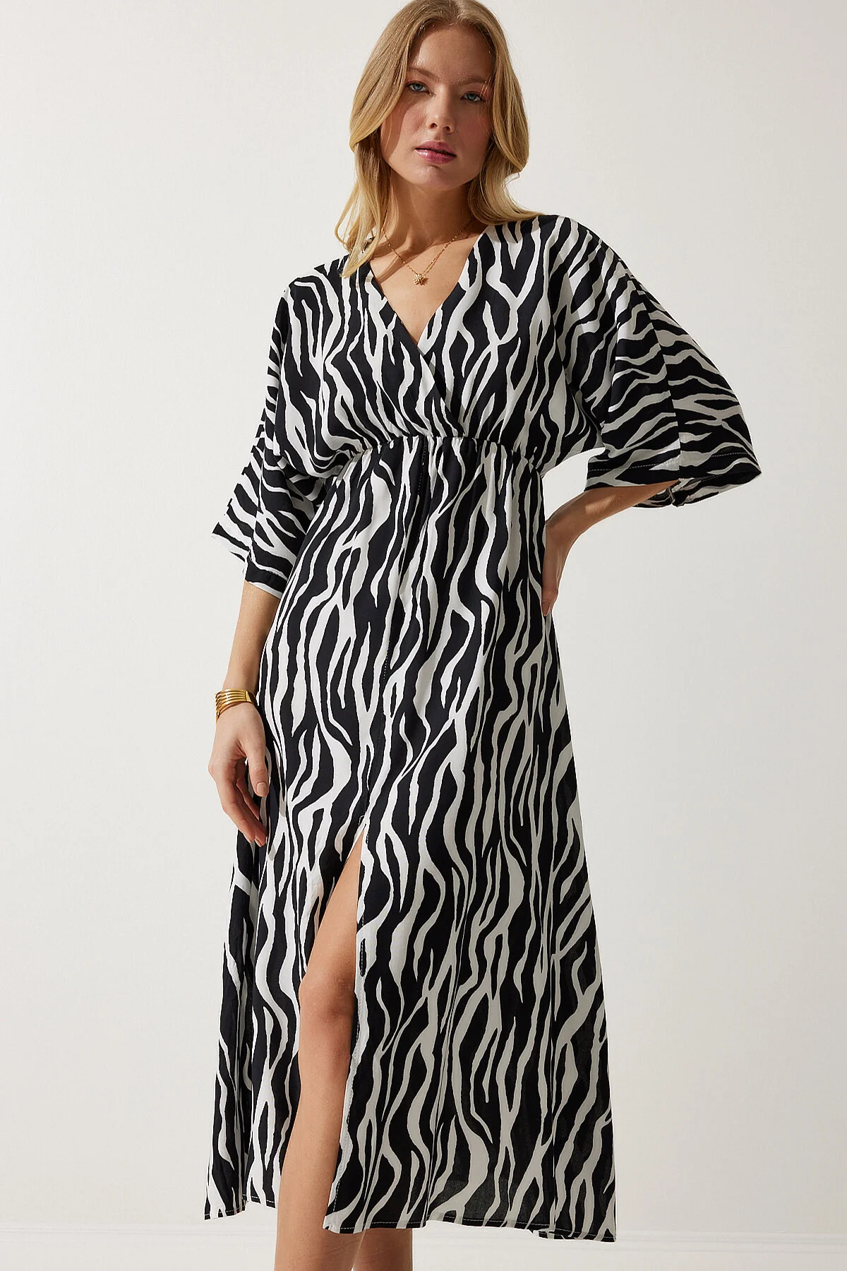 Happiness İstanbul  Schwarz-weißes, tiefes V-Ausschnitt-Sommerkleid aus Viskose für Damen, lang, CI00081