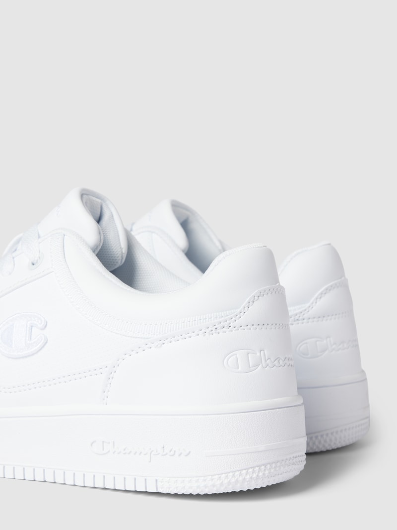 Sneaker mit Label-Detail in weiß
