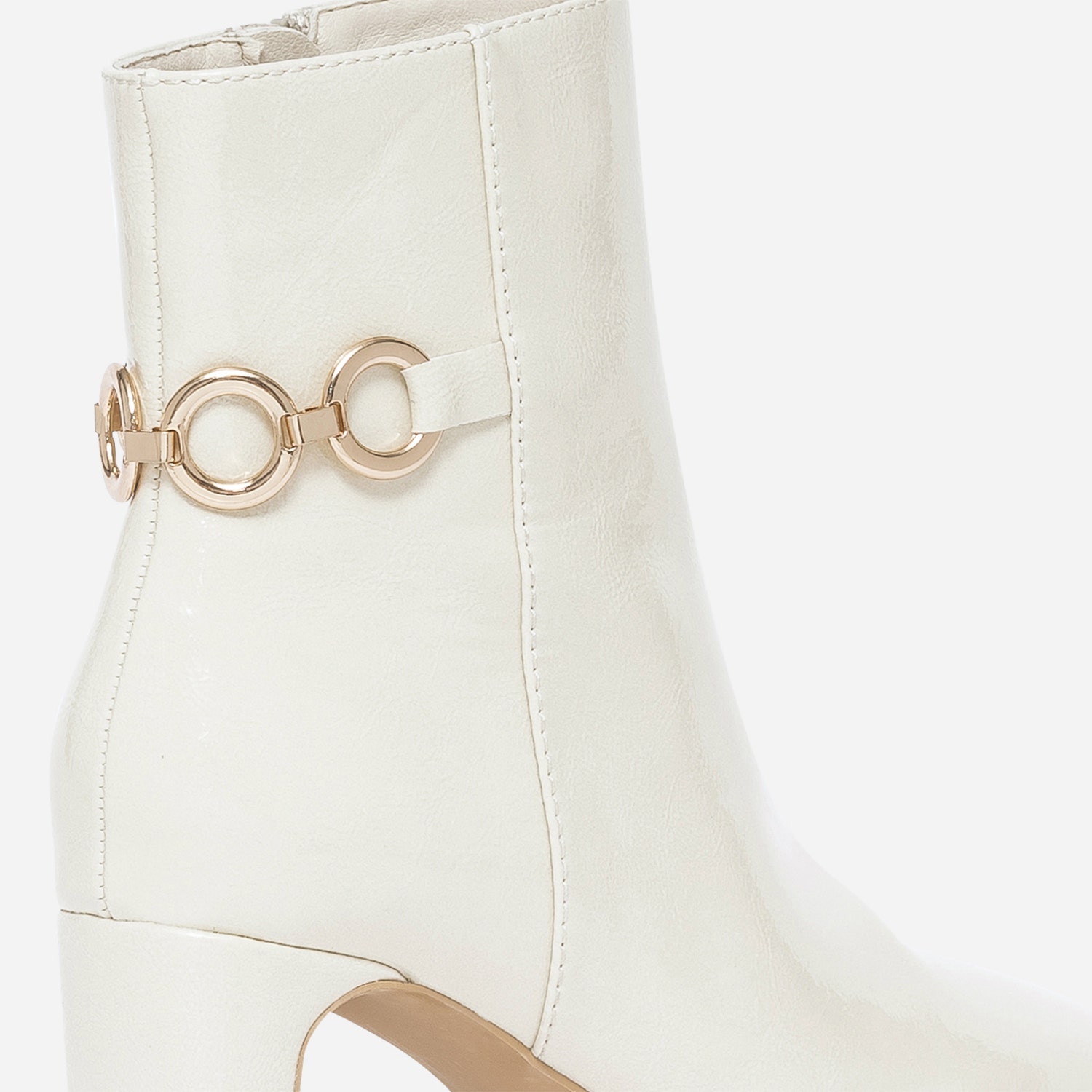 Boots blanc cassé verni avec chaîne-anneaux