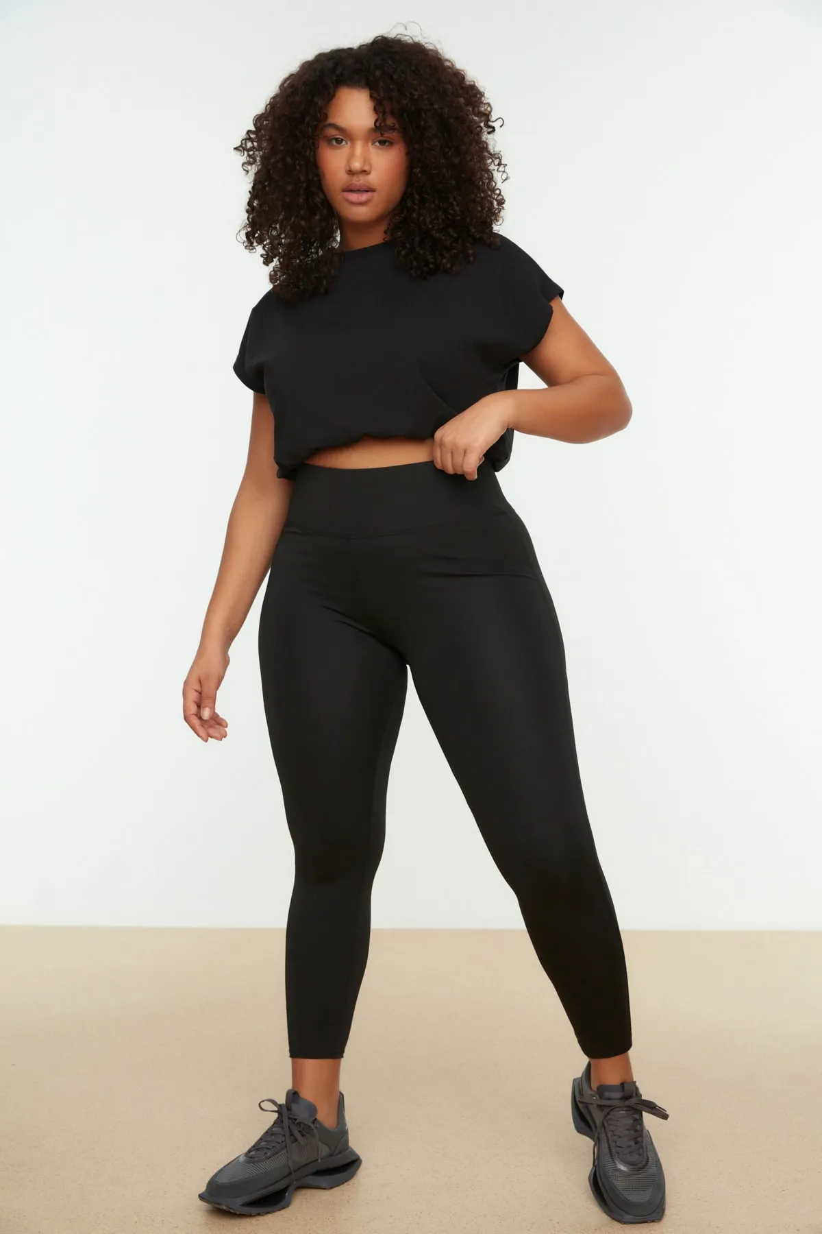 Trendyol Curve  Schwarze gestrickte Sportstrumpfhose mit Raffung TBSSS22TY0020