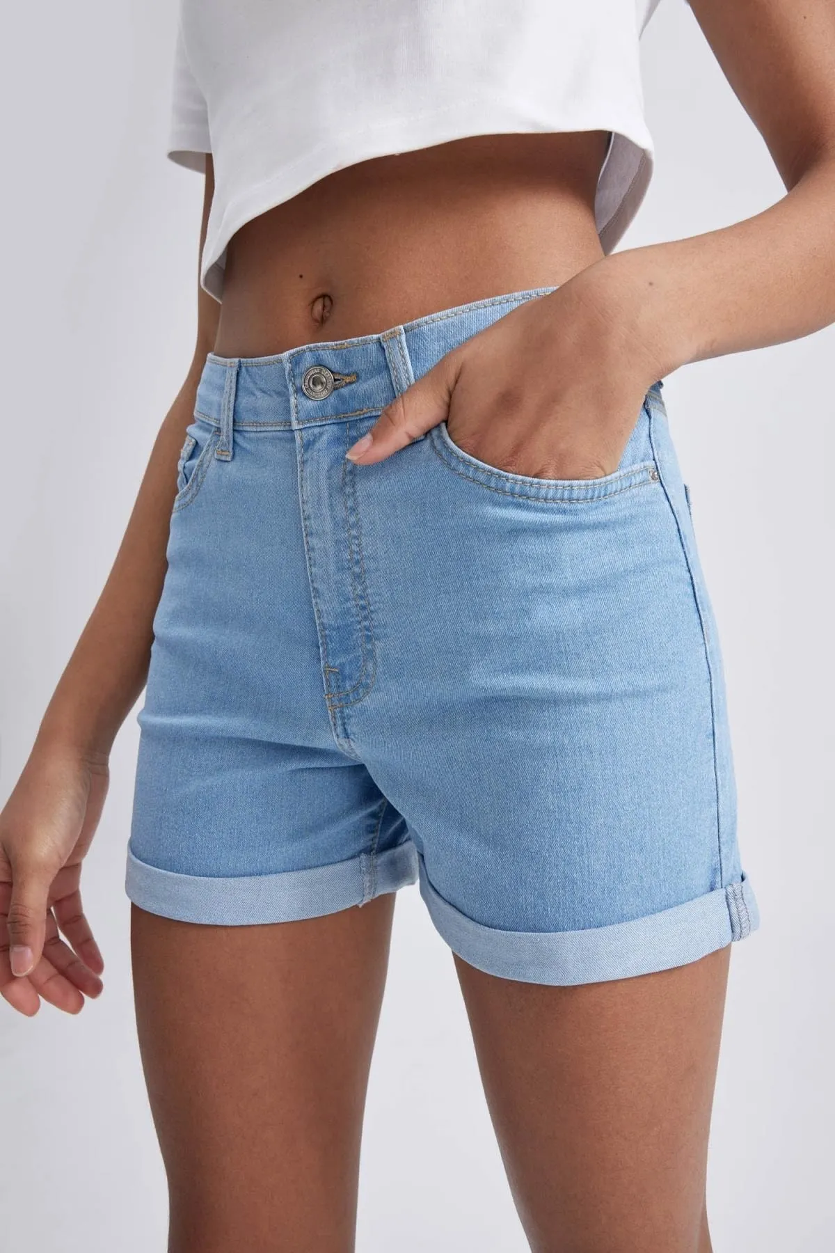 DeFacto  Jeans-Shorts mit normaler Taille und umgeschlagenem Bein A1959ax23sm