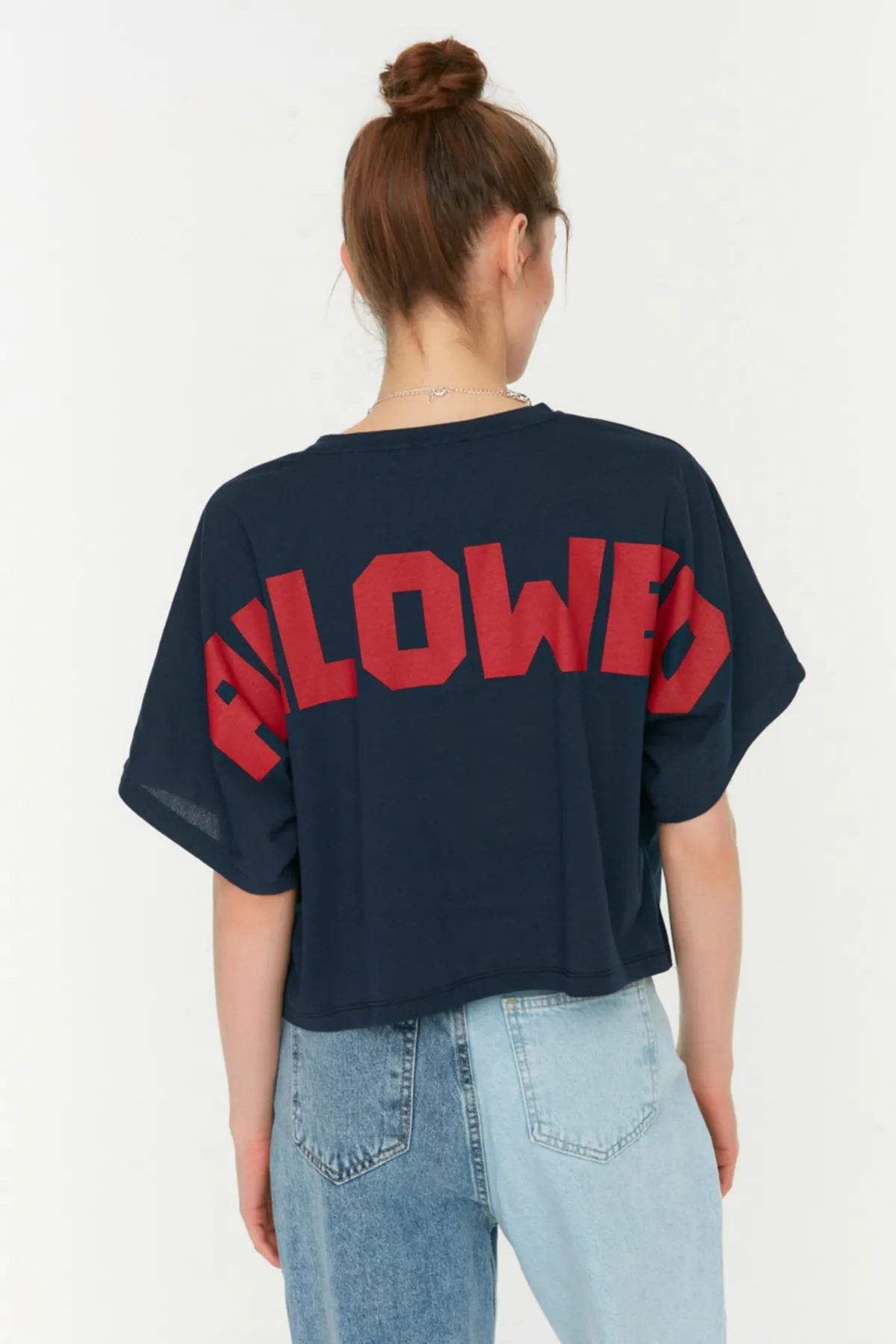 Trendyol Collection  Marineblaues, bedrucktes, entspanntes/weites, entspanntes Strick-T-Shirt mit Rundhalsausschnitt aus 100 % Baumwolle TWOSS22TS0983