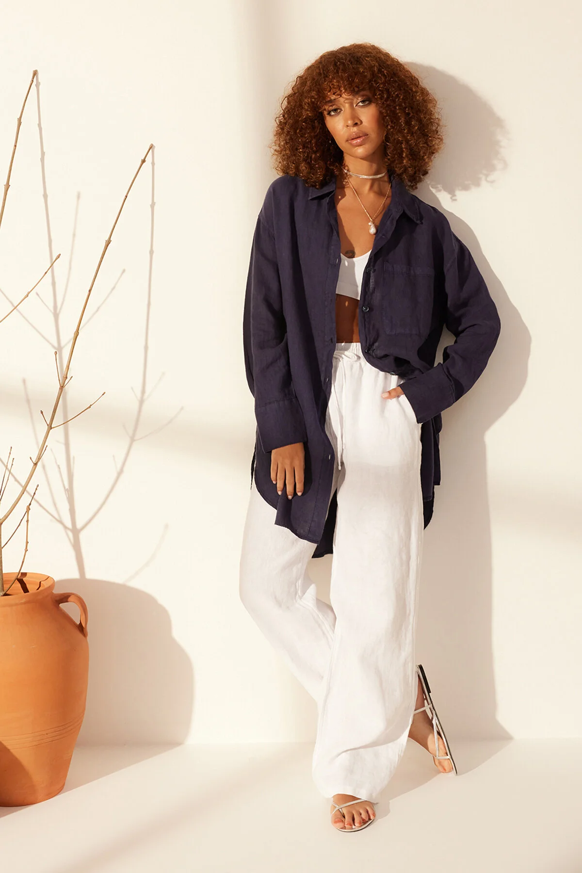 Trendyol Collection  Marineblaues Oversize-Hemd aus 100 % Leinen TWOSS24GO00118