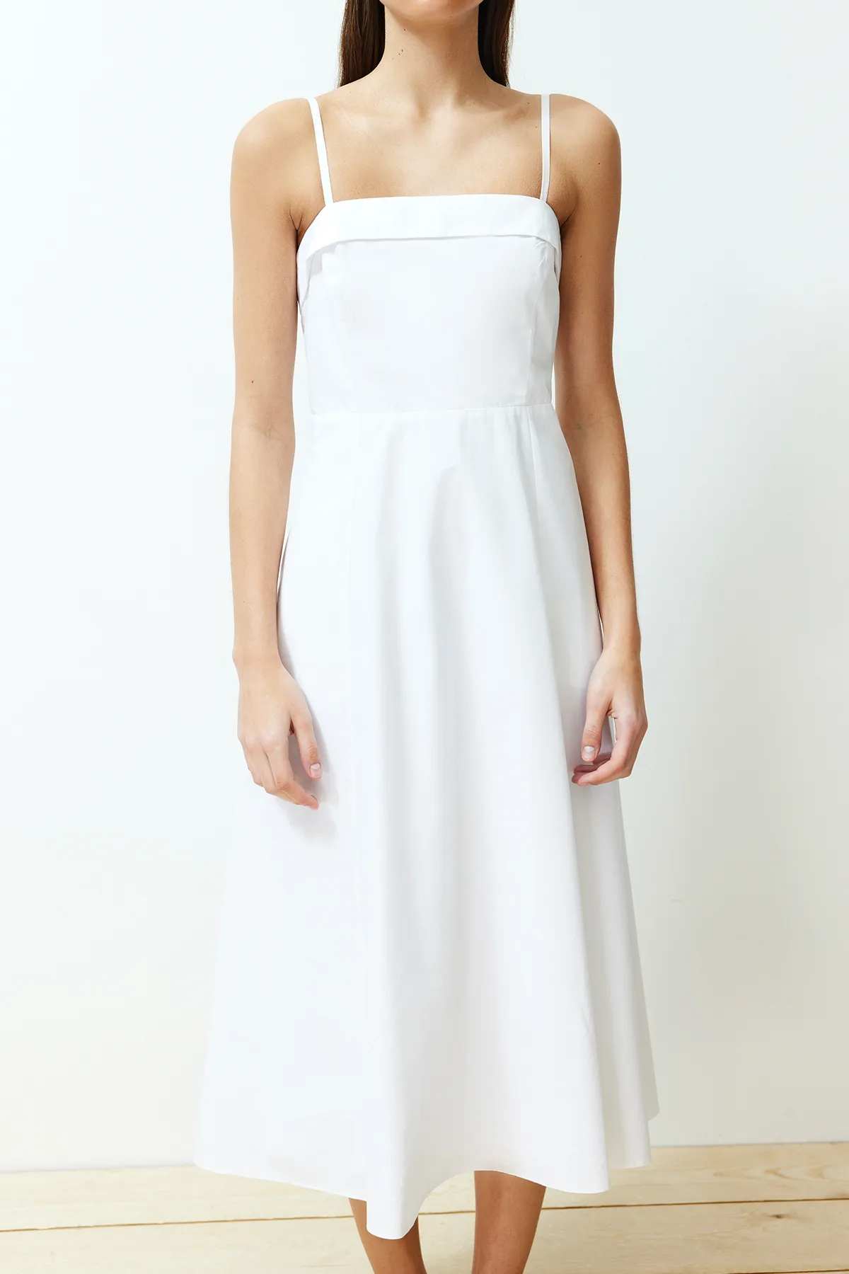 Trendyol Collection  Weißes Midi-Kleid aus 100 % gewebter Baumwollpopeline TWOSS24EL00031