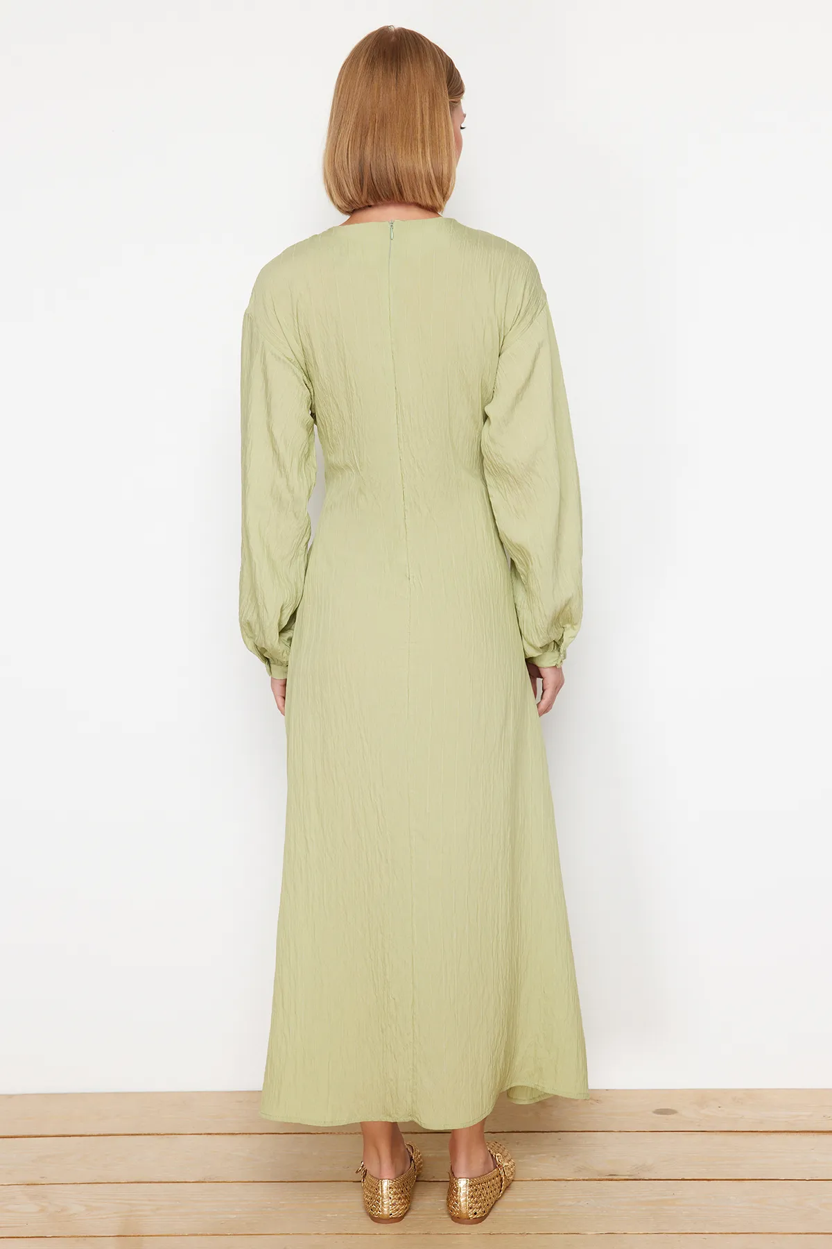 Trendyol Modest  Khakifarbenes gewebtes Kleid mit Bindeband vorne TCTSS24EB00131
