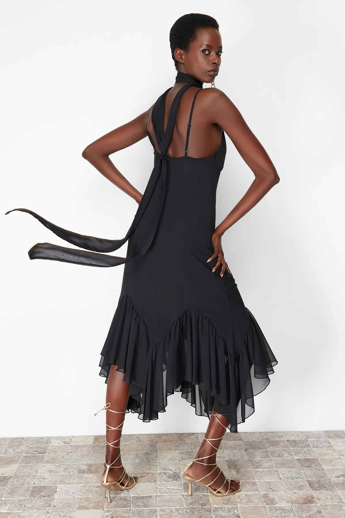 Trendyol Collection  Schwarzes Kleid mit Taillenöffnung/Skater-Rüschen TPRSS24EL00102