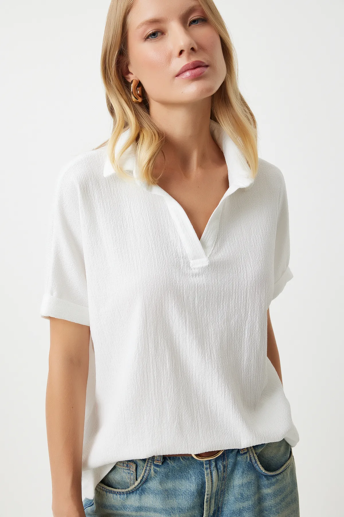 Happiness İstanbul  Ecrufarbene Strickbluse mit Rollkragen und Crinkle-Effekt für Damen DD01299