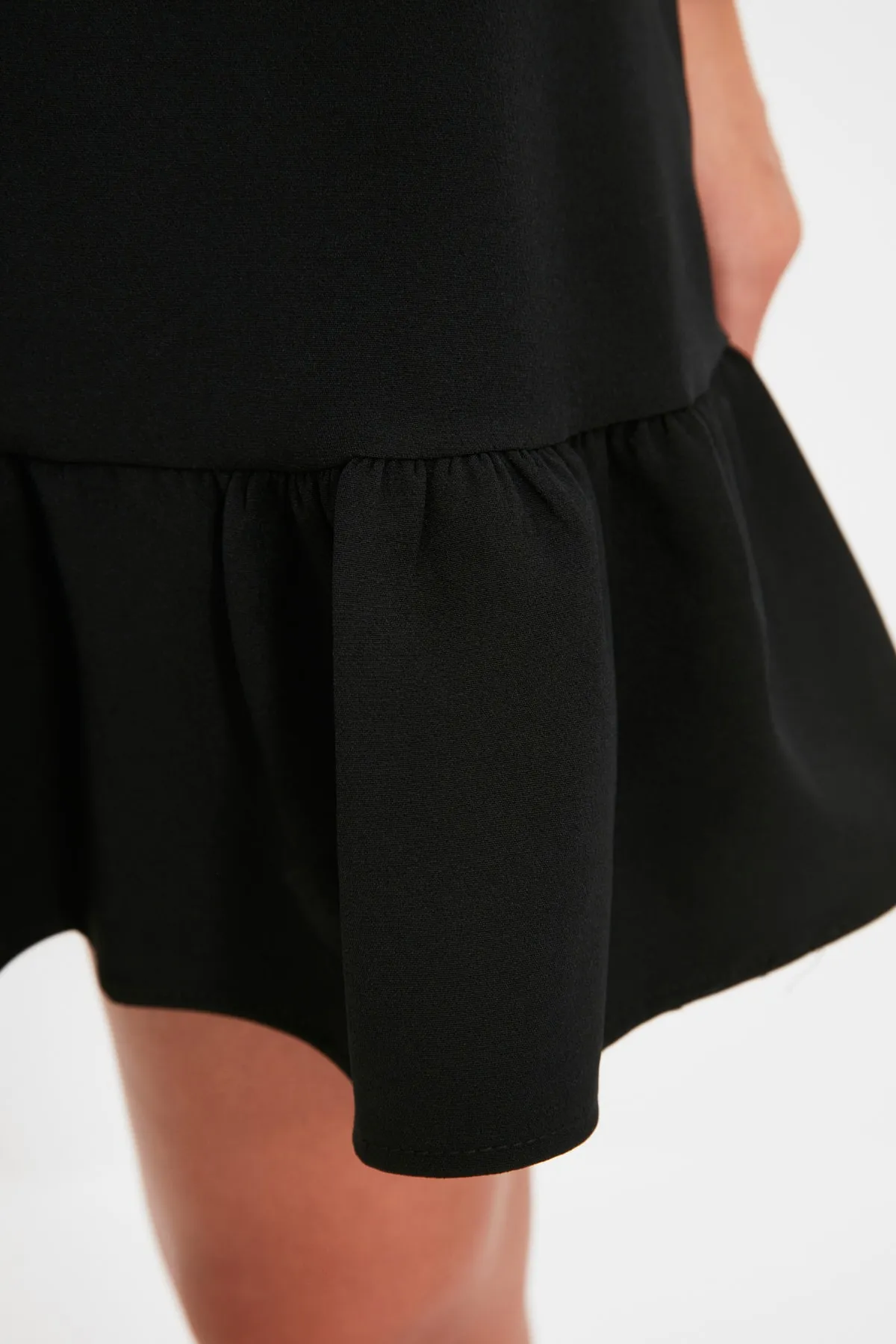 Trendyol Collection  Schwarzes, gesmoktes, gewebtes Minikleid in A-Linie mit Stehkragenrock TWOAW21EL1816
