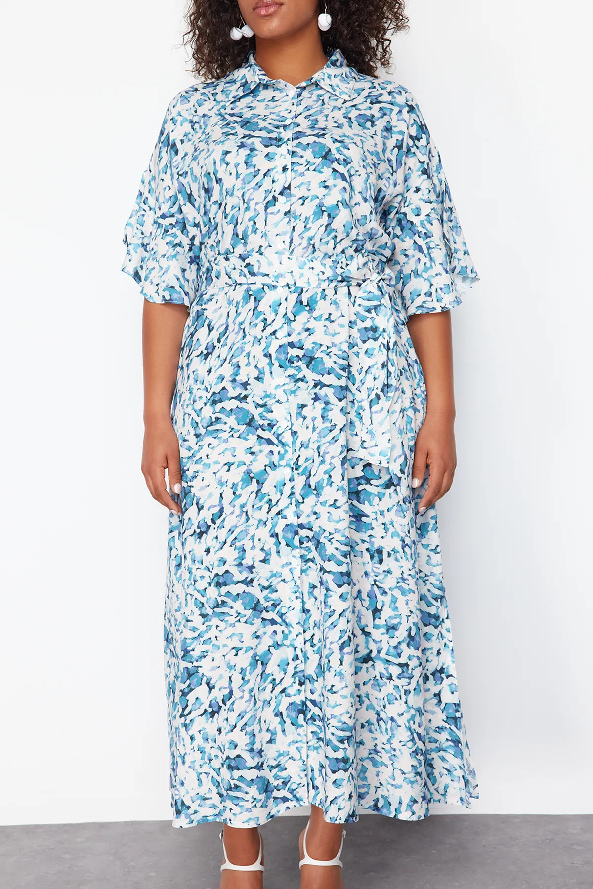 Trendyol Curve  Weiß-blaues Shally Woven Kleid in Übergröße