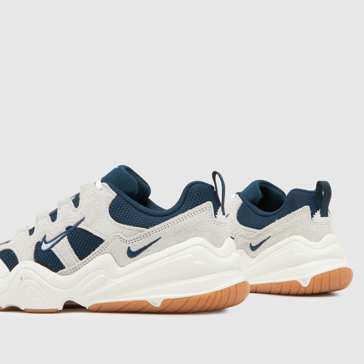 Športni copati Nike Tech Hera v umazano beli barvi