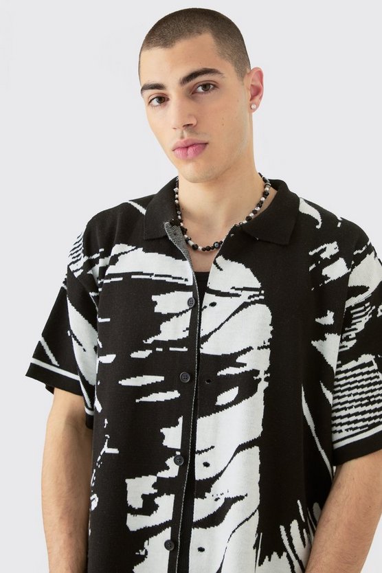 Kastiges Hemd und Shorts mit abstraktem Print