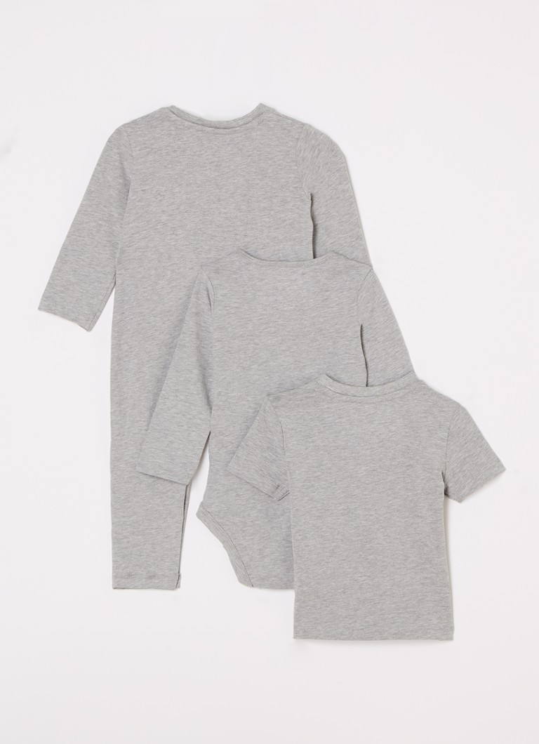 Ținută Calvin Klein pentru băieți, formată dintr-un tricou și o salopetă, ambalată într-o cutie cadou, 3 piese.