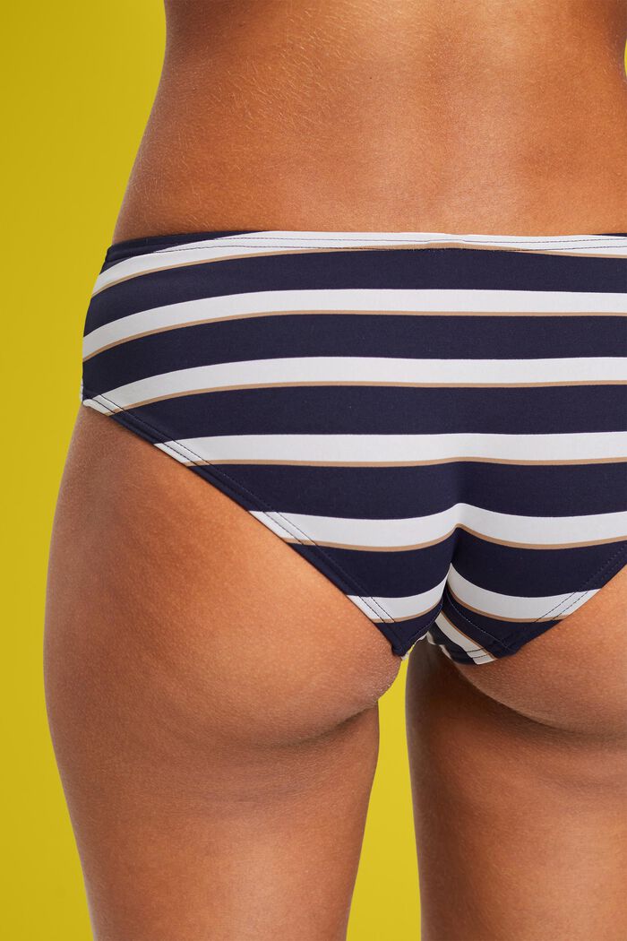 Bikini-Hipster im Streifenlook