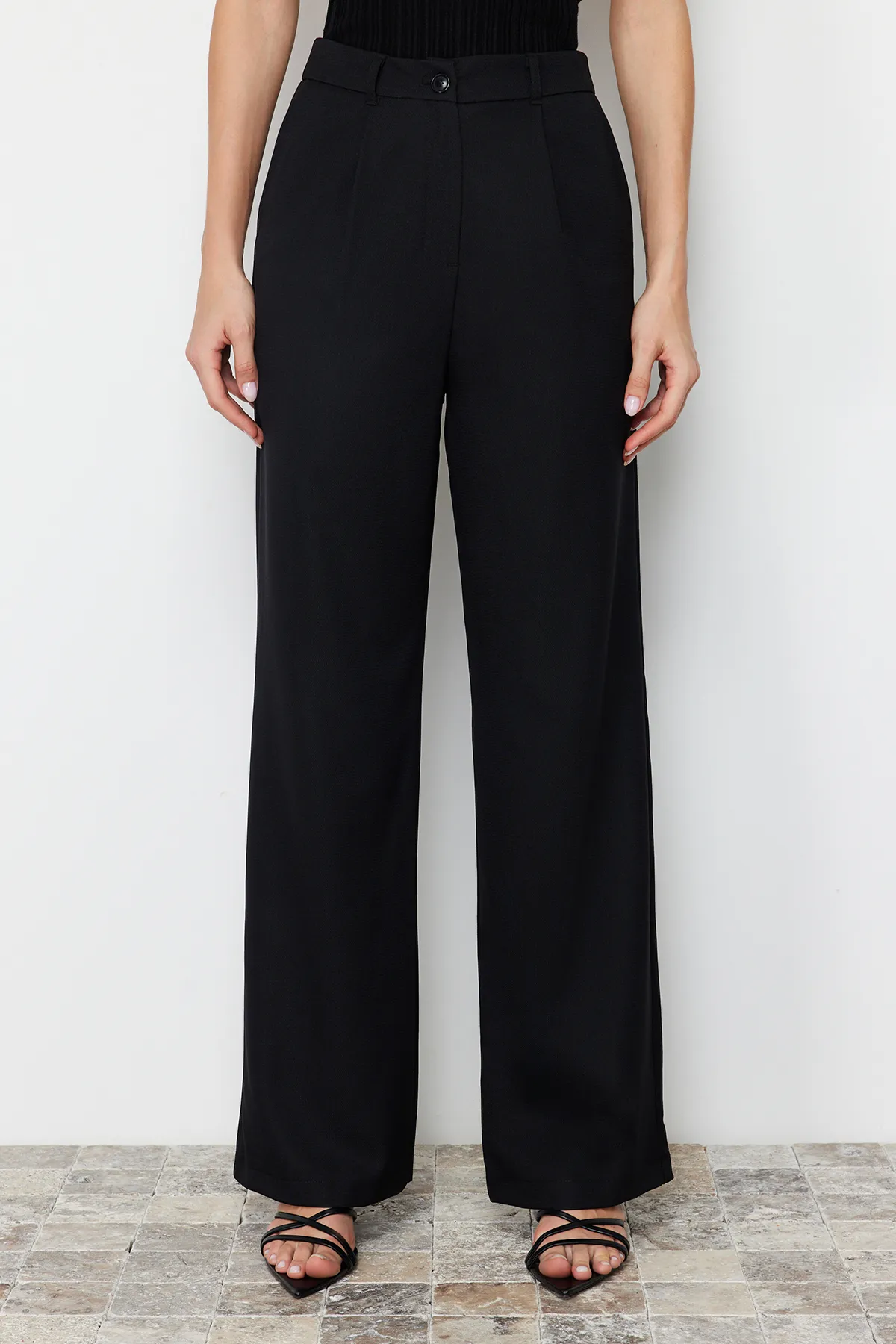 Trendyol Collection  Schwarze Hose mit weitem Bein/weitem Bein aus Webstoff TWOSS24PL00084