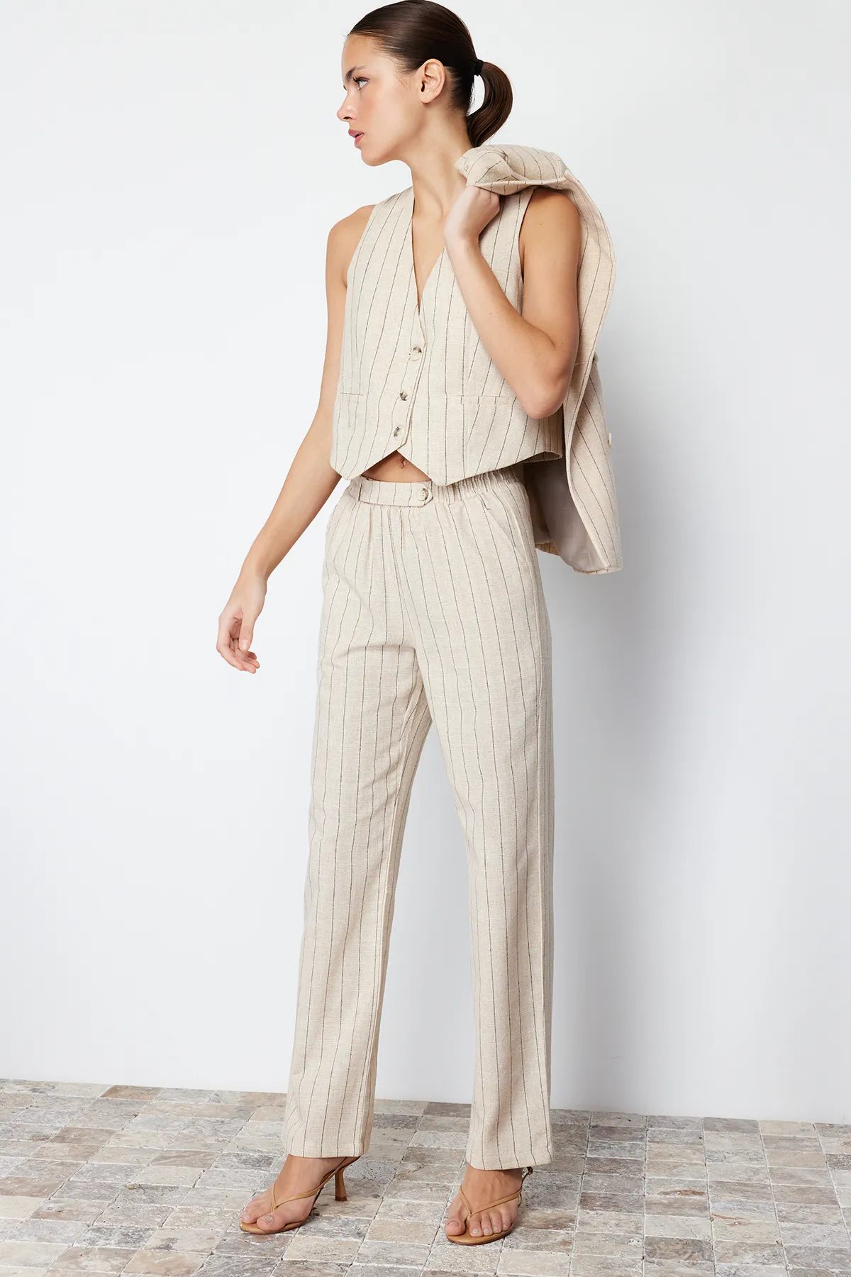 Trendyol Collection  Beige gestreifte, elastische Taillentasche, gerade geschnittene Hose aus gewebtem Baumwollleinen TWOSS24PL00055