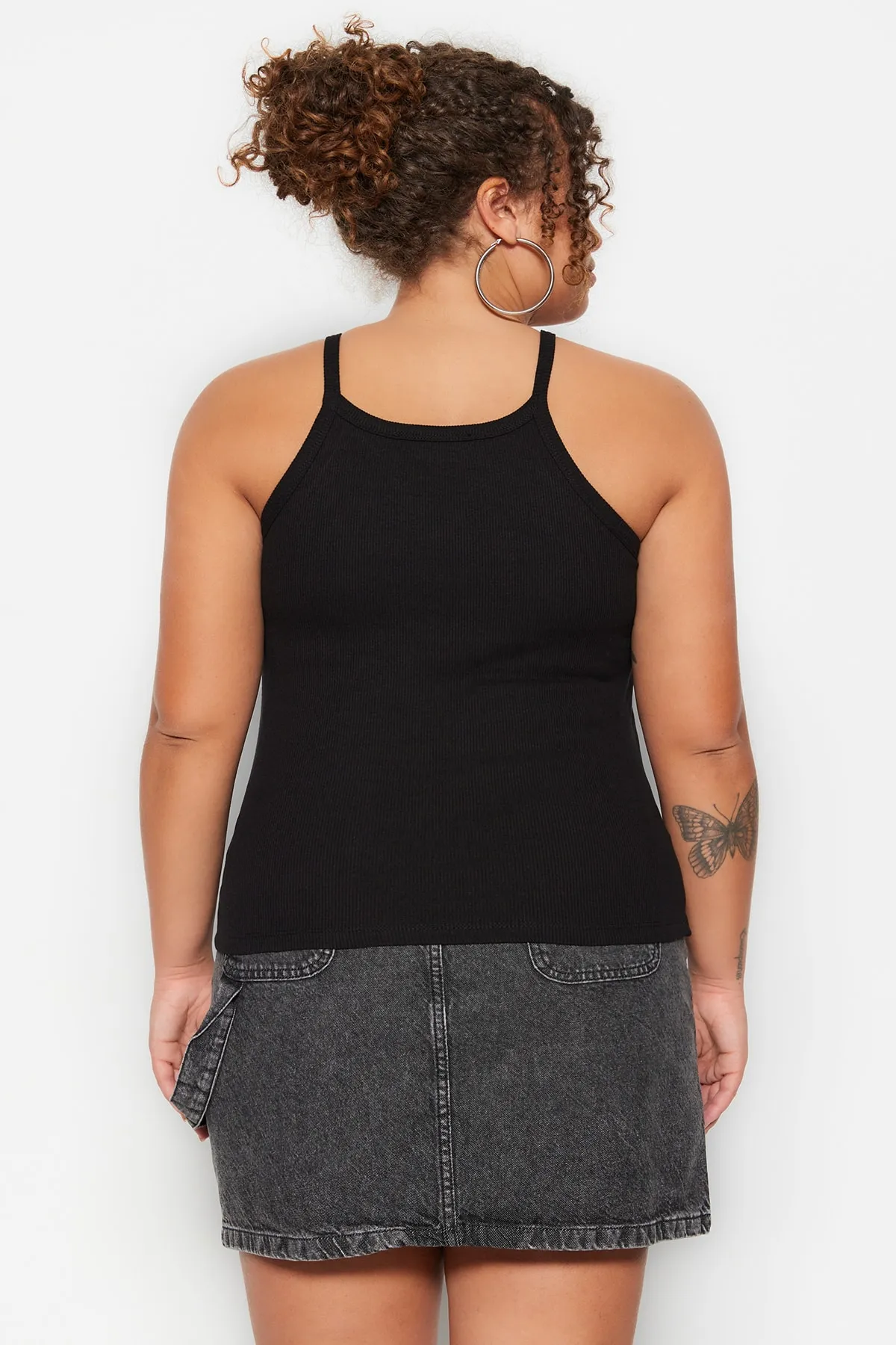 Trendyol Curve  Schwarzes Basic-Strick-Tanktop mit Neckholder-Kragen TBBSS23CV00000