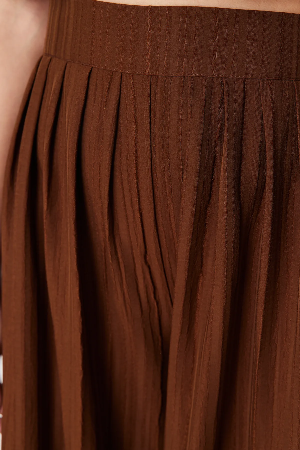 Trendyol Collection  Dunkelbraune, gewebte Hose aus strukturiertem Stoff mit weitem Bein und Faltendetails TWOSS24PL00057