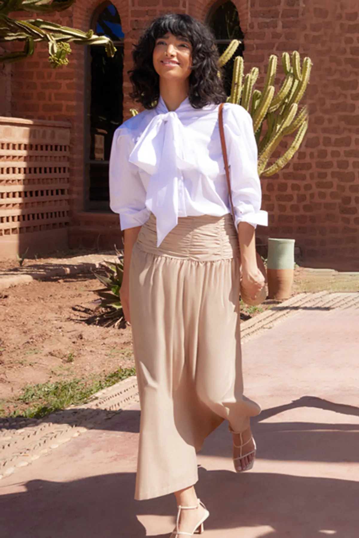 Trendyol Modest  Weißes, gewebtes Hemd mit Kragen und Krawattendetail TCTSS24TG00002